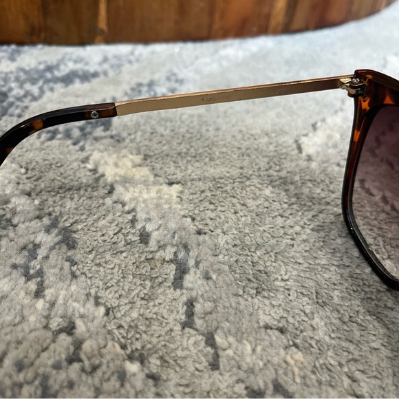 Oscar de la Renta  Tortoise Sunglasses Scratched Lenses - Picture 7 of 9